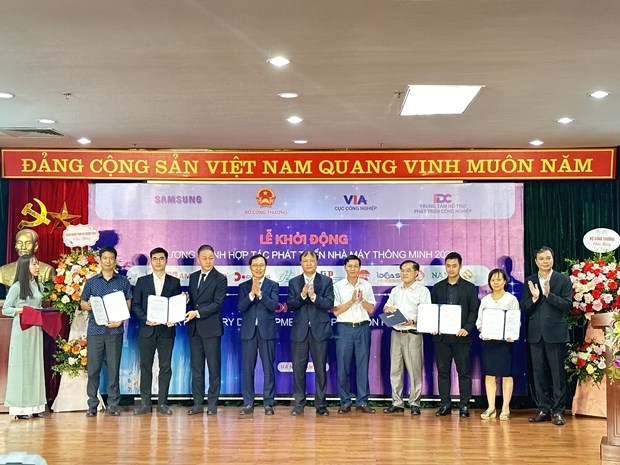 The Ministry of Industry and Trade (MoIT) and Samsung Vietnam on July 3 officially kicked off the smart factory development project. VNA/VNS Photo