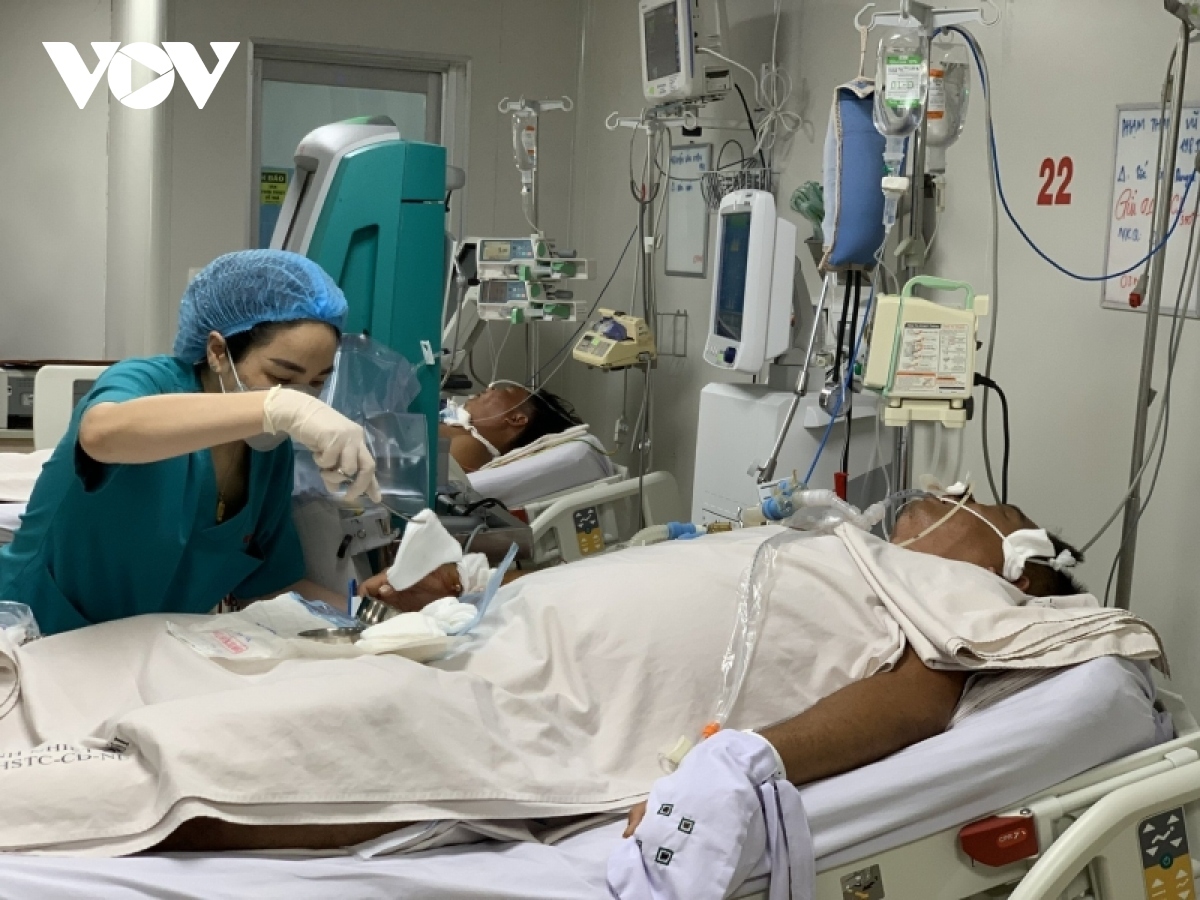 A dengue fever patient receives treatment in the Hanoi-based National Hospital of Tropical Diseases