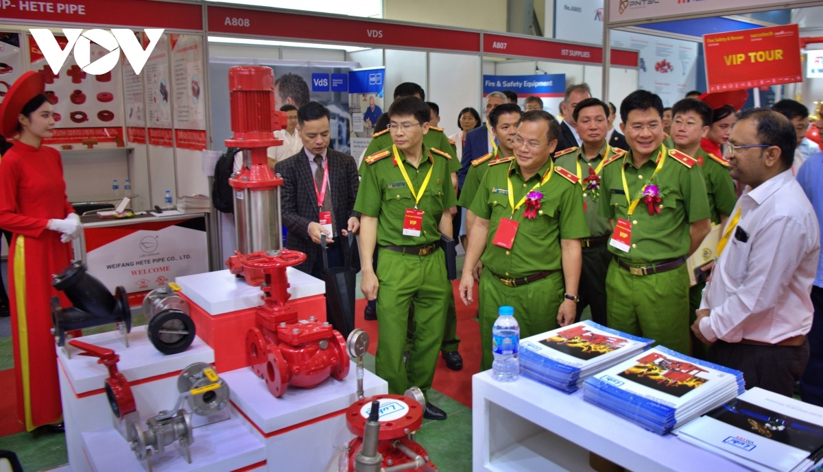 Vietnamese leaders of the Minitry of Public Security visit exhibitors' booths 