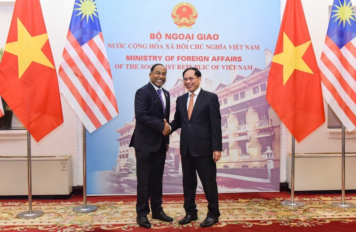 Vietnamese Foreign Minister Bui Thanh Son (R) and Malaysian Minister of Foreign Affairs Senator Zambry Abdul Kadir