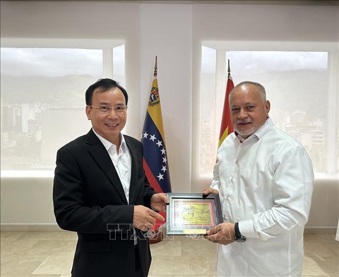 Vice Chairman of the CPV Central Committee’s Commission for Mass Mobilisation Nguyen Lam (L) presents a gift to PSUV First Vice President Diosdado Cabello Rondon.
(Photo: Vietnamese Embassy in Venezuela)