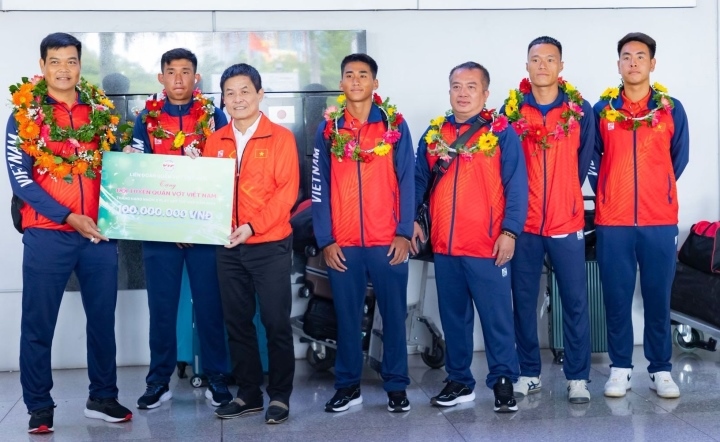 The Vietnamese tennis team receive bonus from the Vietnam Tennis Federation for advancing to the playoff of Davis Cup Asia-Oceania Group II.  