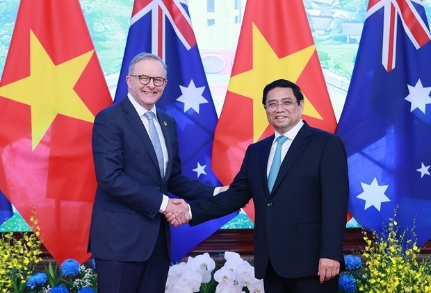 Prime Minister Pham Minh Chinh (R) welcomes Australian Prime Minister Anthony Albanese in Hanoi.