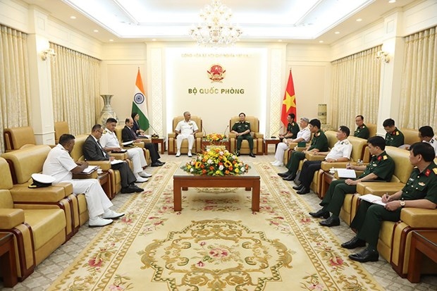 Chief of the General Staff of the Vietnam People’s Army (VPA) and Deputy Minister of National Defence Senior Lieutenant General Nguyen Tan Cuong (centre, right) and Chief of the Indian Naval Staff Admiral R Hari Kumar at their meeting in Hanoi on July 24. (Photo: VNA)