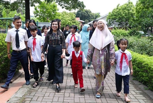 First row: The spouses of Vietnamese and Malaysian Prime Ministers, Le Thi Bich Tran (4th from right) and Dato’ Seri Dr. Wan Azizah binti Dr. Wan Ismail (1st from right), visit the SOS Children's Village Hanoi.
