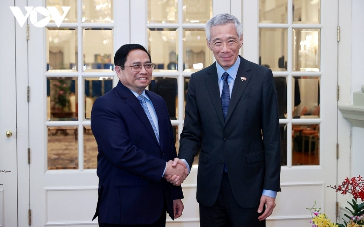 Vietnamese Prime Minister Pham Minh Chinh (L) and Singaporean Prime Minister Lee Hsien Loong shaking hands during the former's visit to Singapore in February 2023.