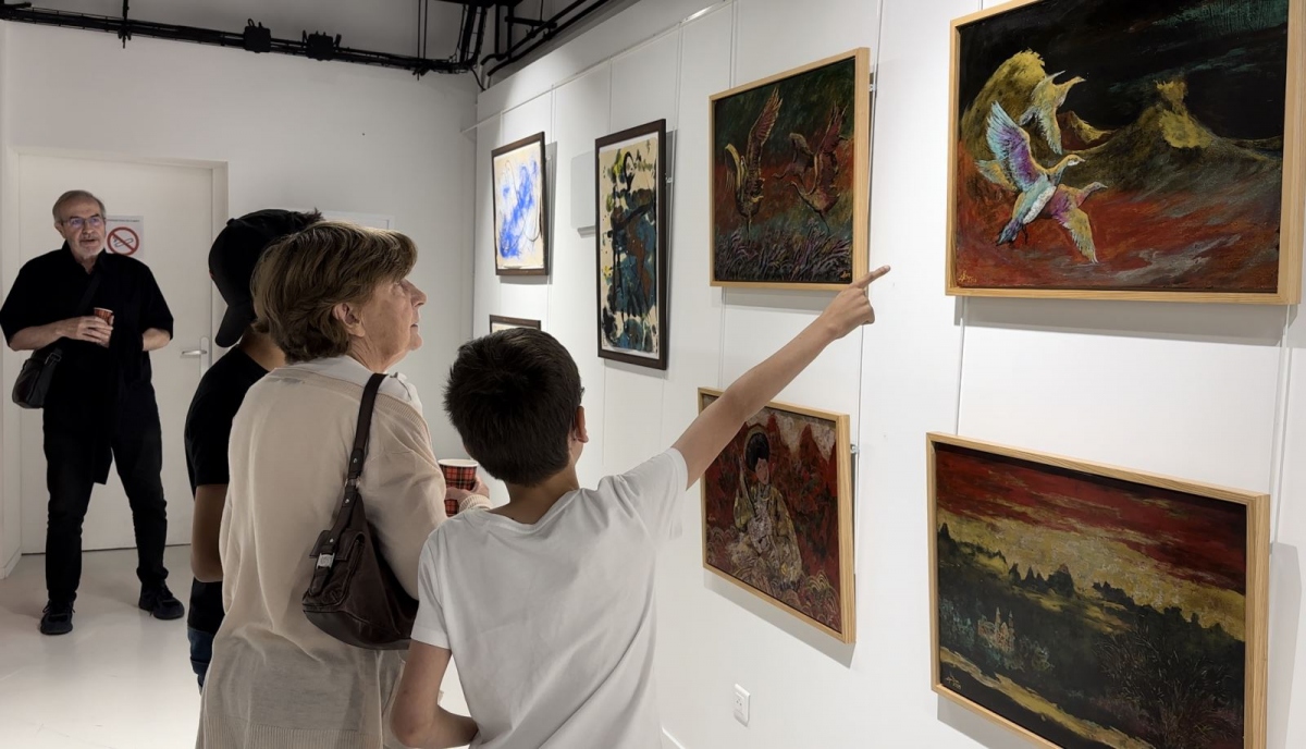 An exhibition on traditional materials of Vietnamese paintings attracts visitors in France. (Photo: VNA)