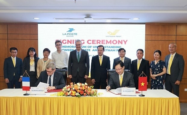 Vietnam Post and France’s La Poste at the signing ceremony (Photo: ictvietnam.vn)