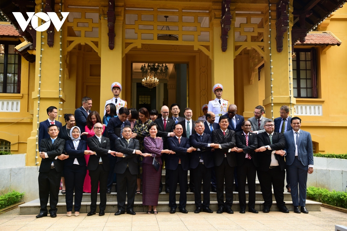 The Minister points out that ASEAN will not only better serve the practical interests of all its people and businesses, but also play a larger role in global issues, contributing to peace, stability, and prosperity of the region and the wider world.