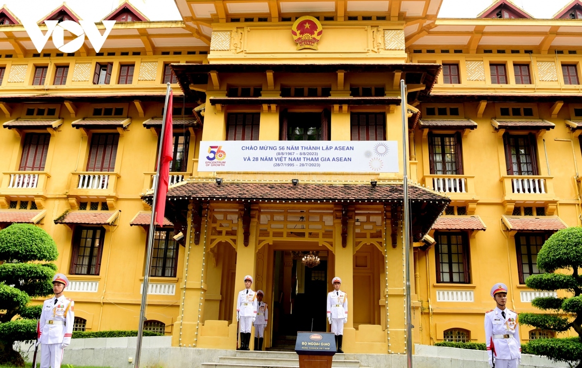  The flag-hoisting ceremony takes place at the headquarters of the Ministry of Foreign Affairs in Hanoi.