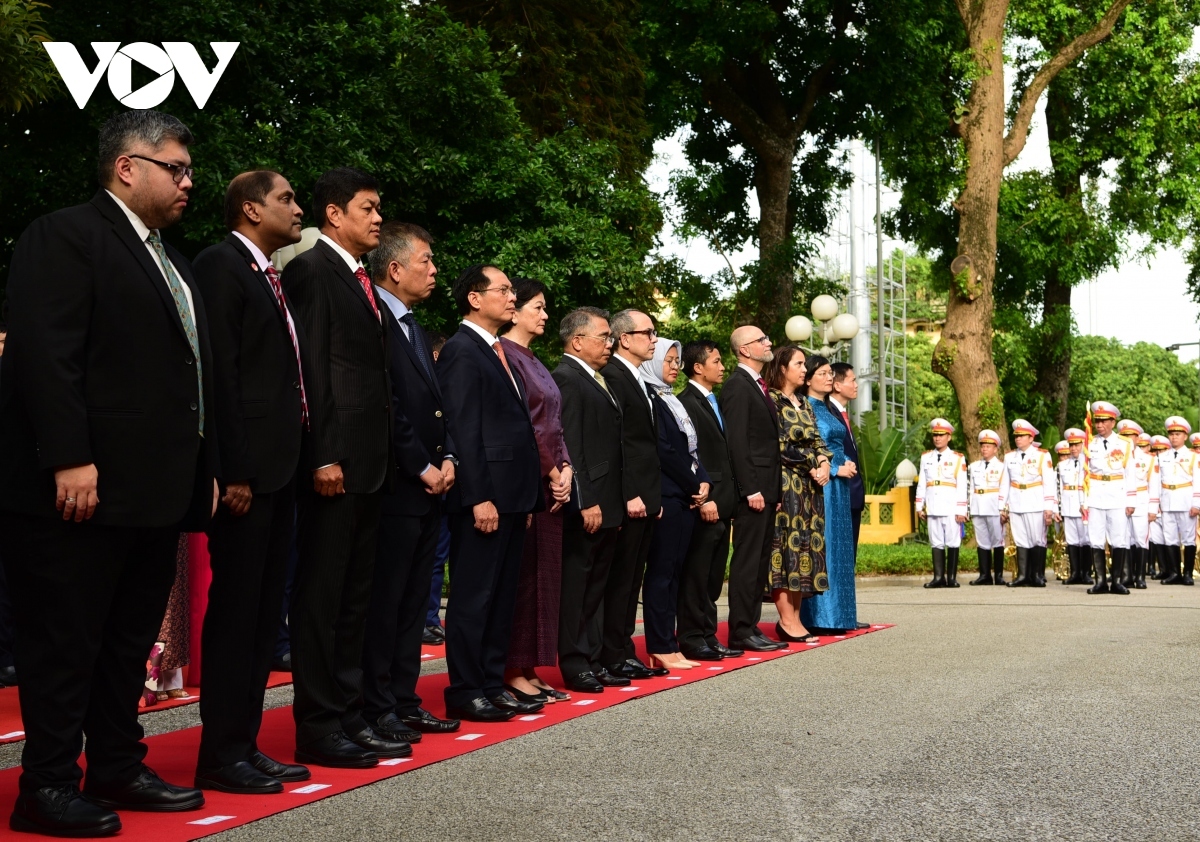 The event is attended by leaders of relevant ministries, the Hanoi administration, representatives of the embassies of ASEAN countries in Vietnam, along with observer nation Timor Leste, as well as partners of ASEAN in Hanoi