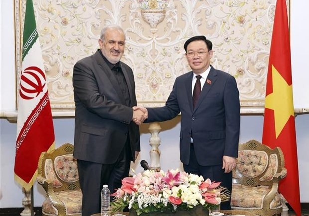 NA Chairman Vuong Dinh Hue (R) and Iranian Minister of Industry, Mine and Trade Abbas Aliabadi (Photo: VNA)