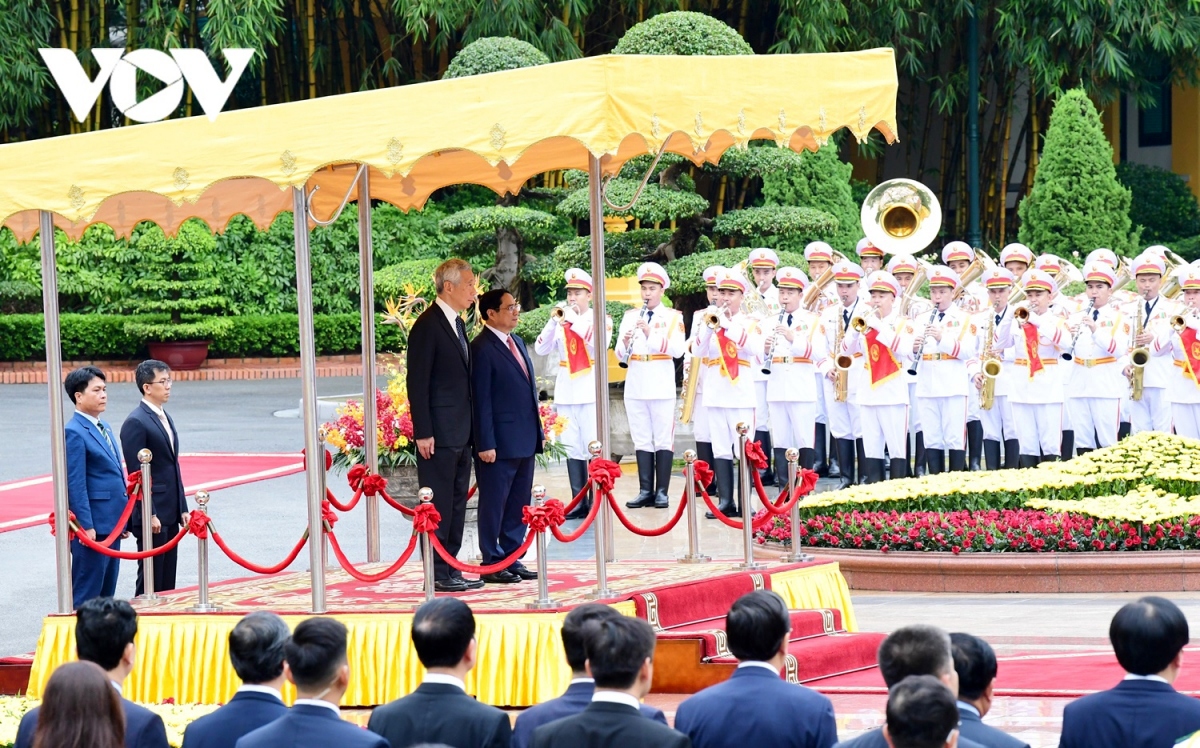 The two PMs salute the national flags of both Vietnam and Singapore, and then review the honour of guard of the Vietnam People’s Army.