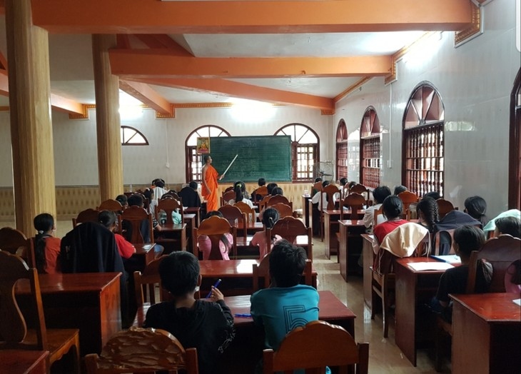 A Khmer language teaching class for children at Ta Mon pagoda. (Photo: Ngoc Anh)