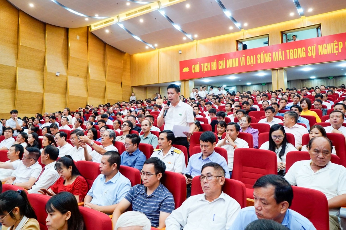 A busines representative raises questions during a dilaogue between Hai Phong leaders and local businesses on August 19. (Photo: Investment newspaper)