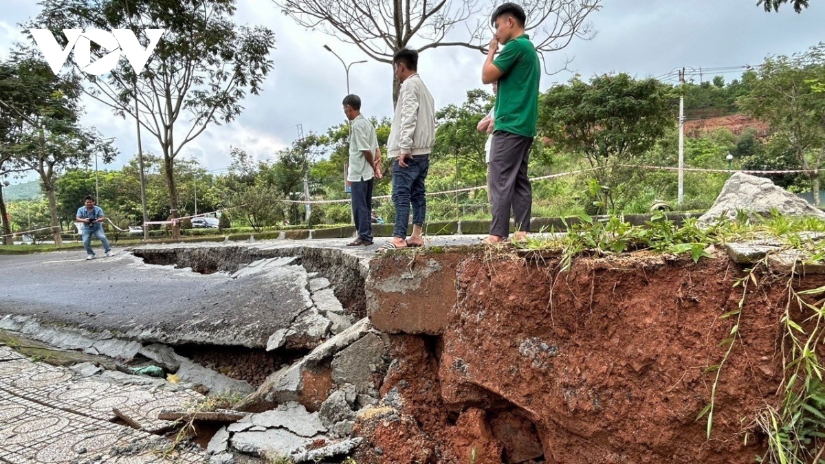 A large road crack on a section of Ho Chi Minh National Highway past Gia Nghia commune of Dak Nong province. 