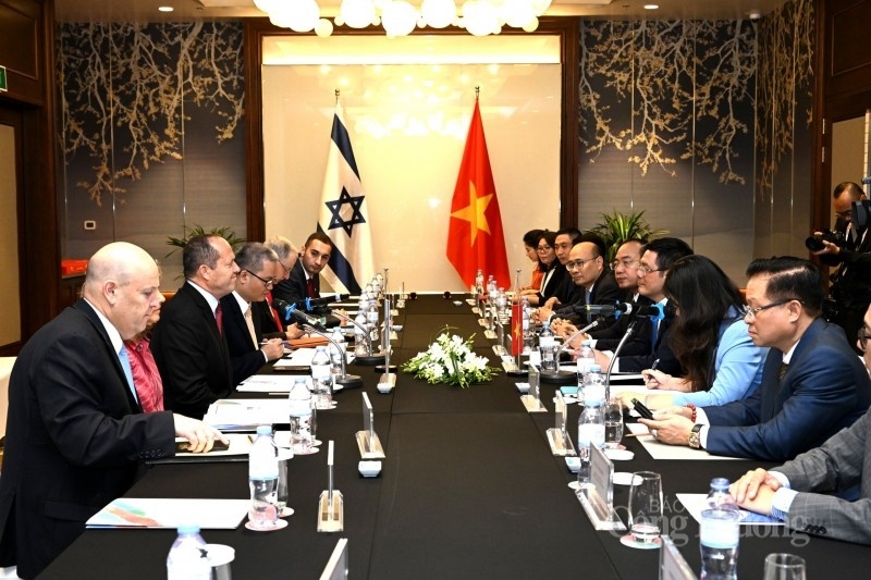 An overview of the talks in Hanoi on August 16 between Vietnamese minister of Industry and Trade Nguyen Hong Dien and Israeli Minister of Economy and Trade Nir Barkat. (Photo: MoIT)