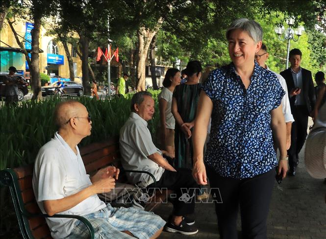 Australian Minister for Foreign Affairs Penny Wong walks around Hoan Kiem Lake, a historic landmark in Hanoi during her August 21-24 visit to Vietnam. (Photo: VNA)