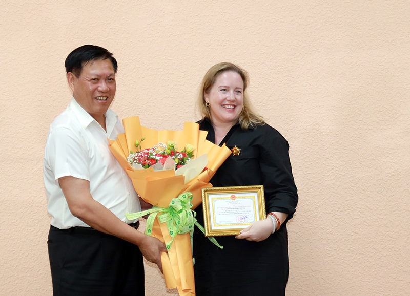 Caitlin Marie Unites, deputy director of the Office of Health under the US Agency for International Development (USAID) has been honoured for her practical contributions to health care and especially HIV/AIDS prevention and control in Vietnam. (Photo: Ministry of Health)