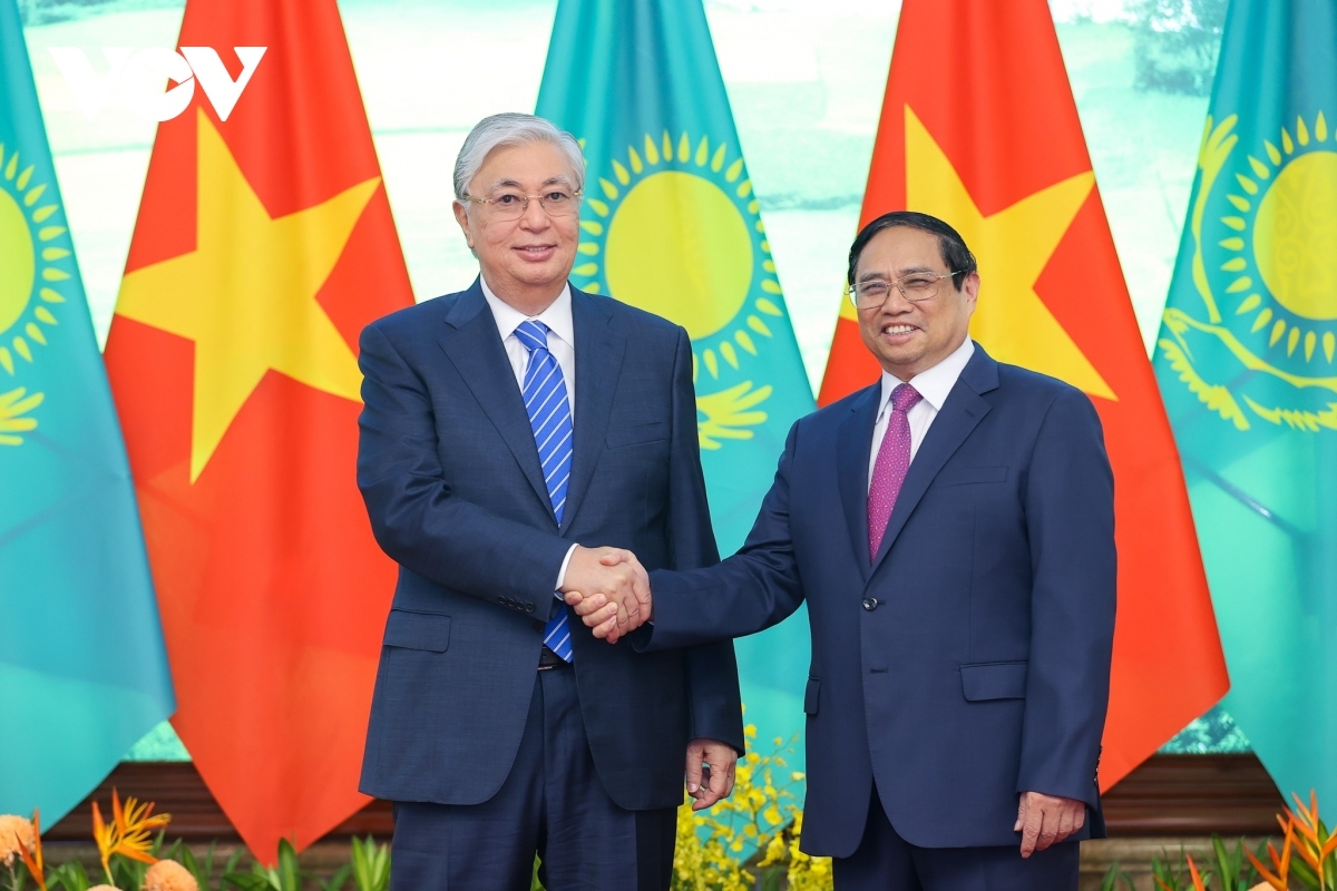 Prime Minister Pham Minh Chinh (R) welcomes Kazakh President Kassym-Jomart Tokayev