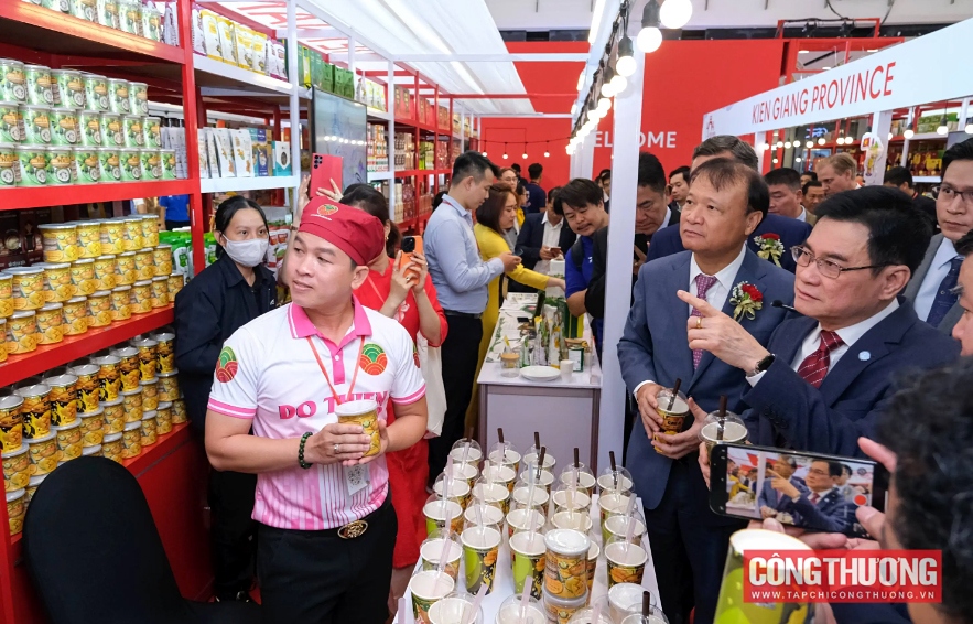 Deputy Prime Minister and Minister of Commerce of Thailand Jurin Laksanawisit and Vietnamese Deputy Minister of Industry and Trade Do Thang Hai visit a pavilion at the trade fair.. (Photo: congthuong.vn)