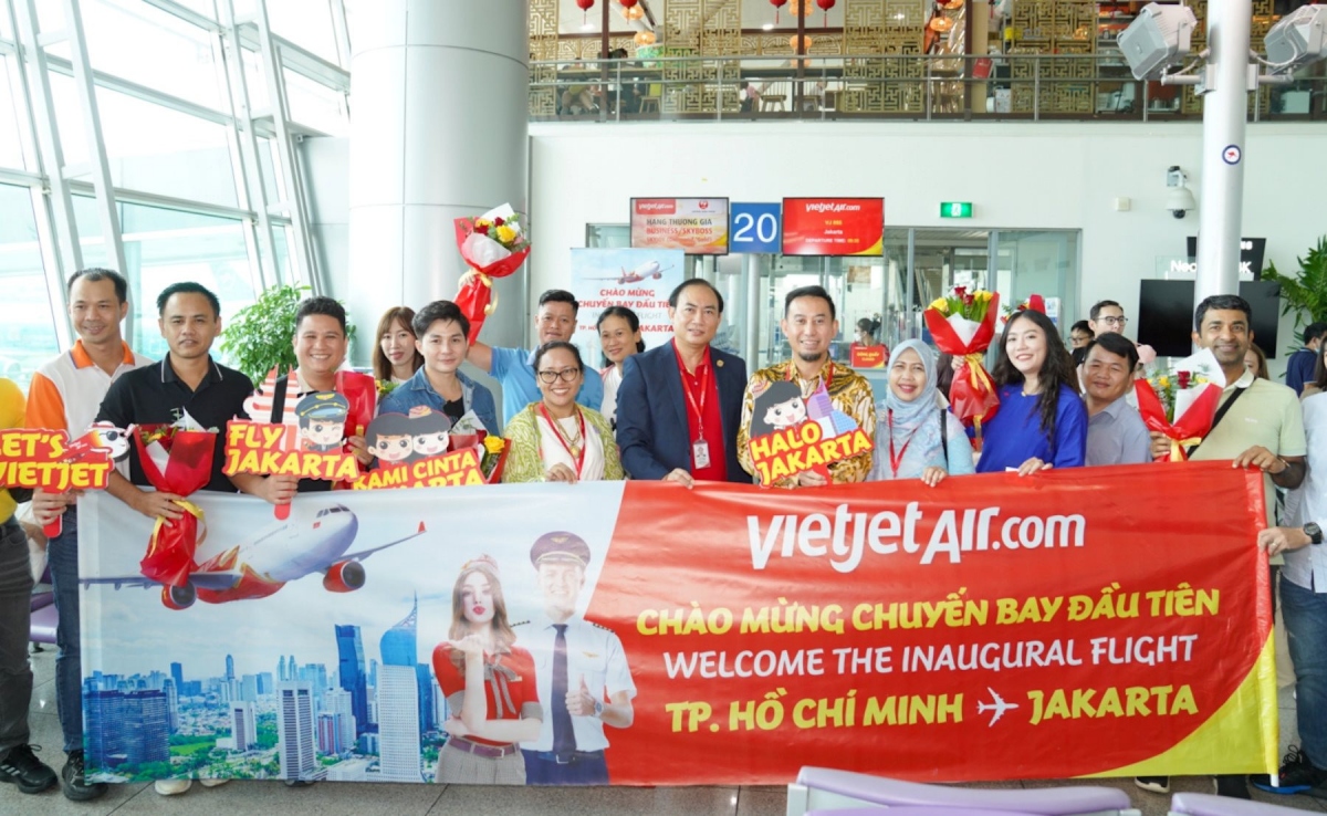 First visitors on board a VietJet Air flight from Jakarta to Ho Chi Minh City are welcomed at Tan Son Nhat airport on August 5. 