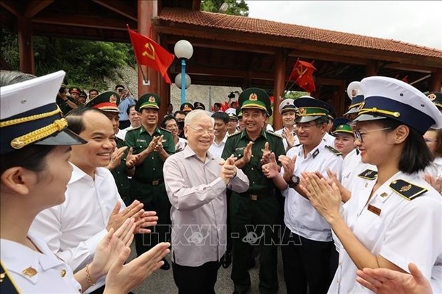 Party General Secretary Nguyen Phu Trong (C) visits the Huu Nghi (Friendship) International Border Gate in the northern mountainous province of Lang Son. (Photo: VNA)