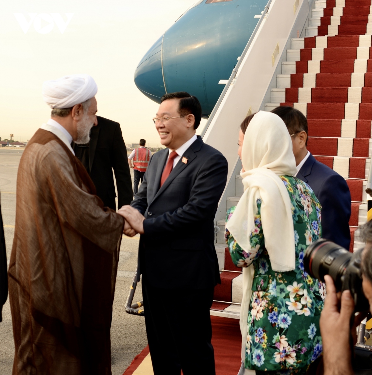 Head of the National Security and Foreign Policy Committee of the parliament Mojtaba Zalnoori welcomes National Assembly Chairman Vuong Dinh Hue at Mehrabad international airport.