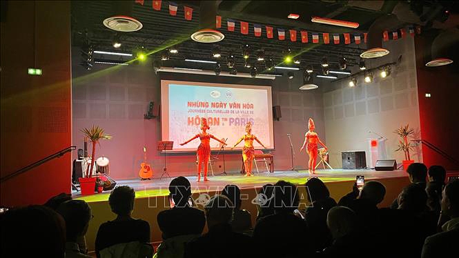 The Apsara dance of the Cham ethnic people at the opening ceremony of the two-day Hoi An City Cultural Days in Paris, France on August 29 evening. (Photo: VNA)