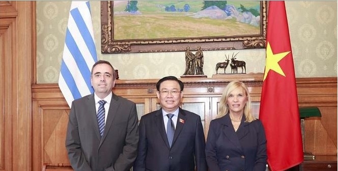 NA Chairman Vuong Dinh Hue (C) and Speaker of the Senate Beatriz Argimon Cedeira (R) and Speaker of the Chamber of Representatives Sebastian Andujar during the visit to the South American nation in April.