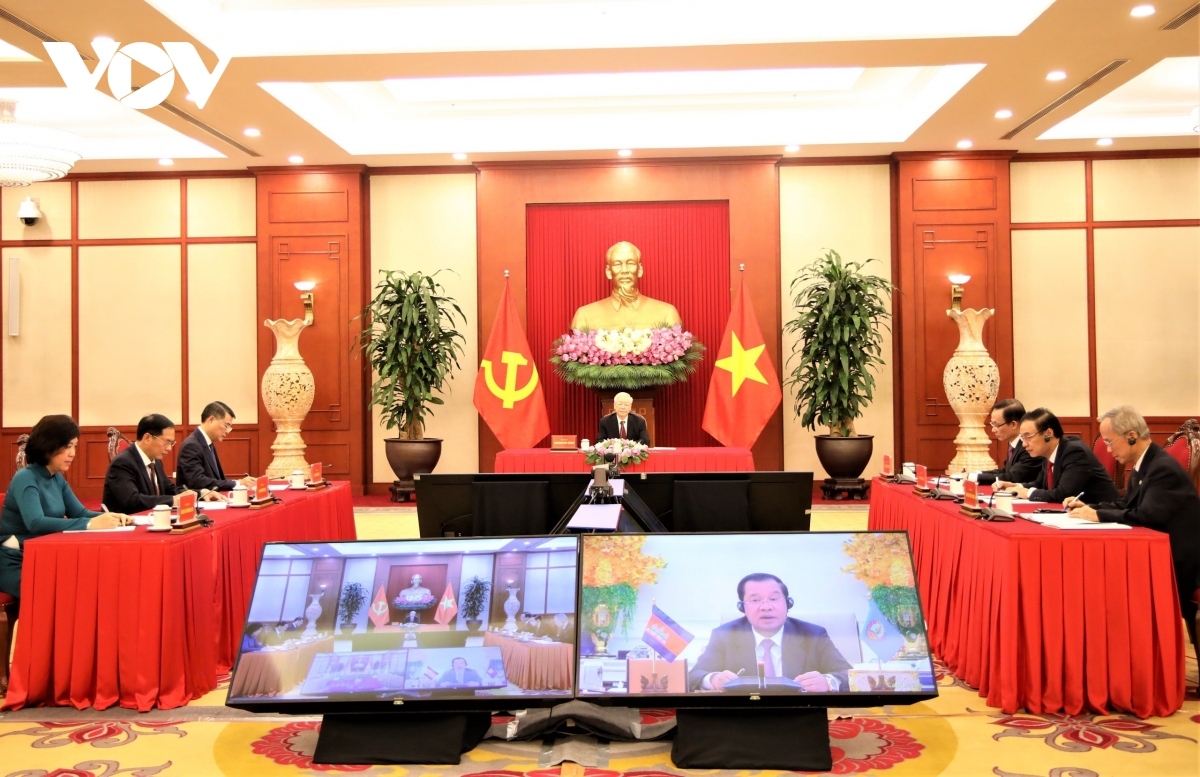Incumbent Cambodian Prime Minister Hun Sen affirms that the coming Government of Cambodia will continue to cement close ties with Vietnam, during his phone talks with Party General Secretary of Vietnam nguyen Phu Trong on August 5.
