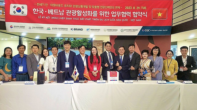 At the signing ceremony of cooperation documents between tourism associations of Khanh Hoa and South Jeolla.