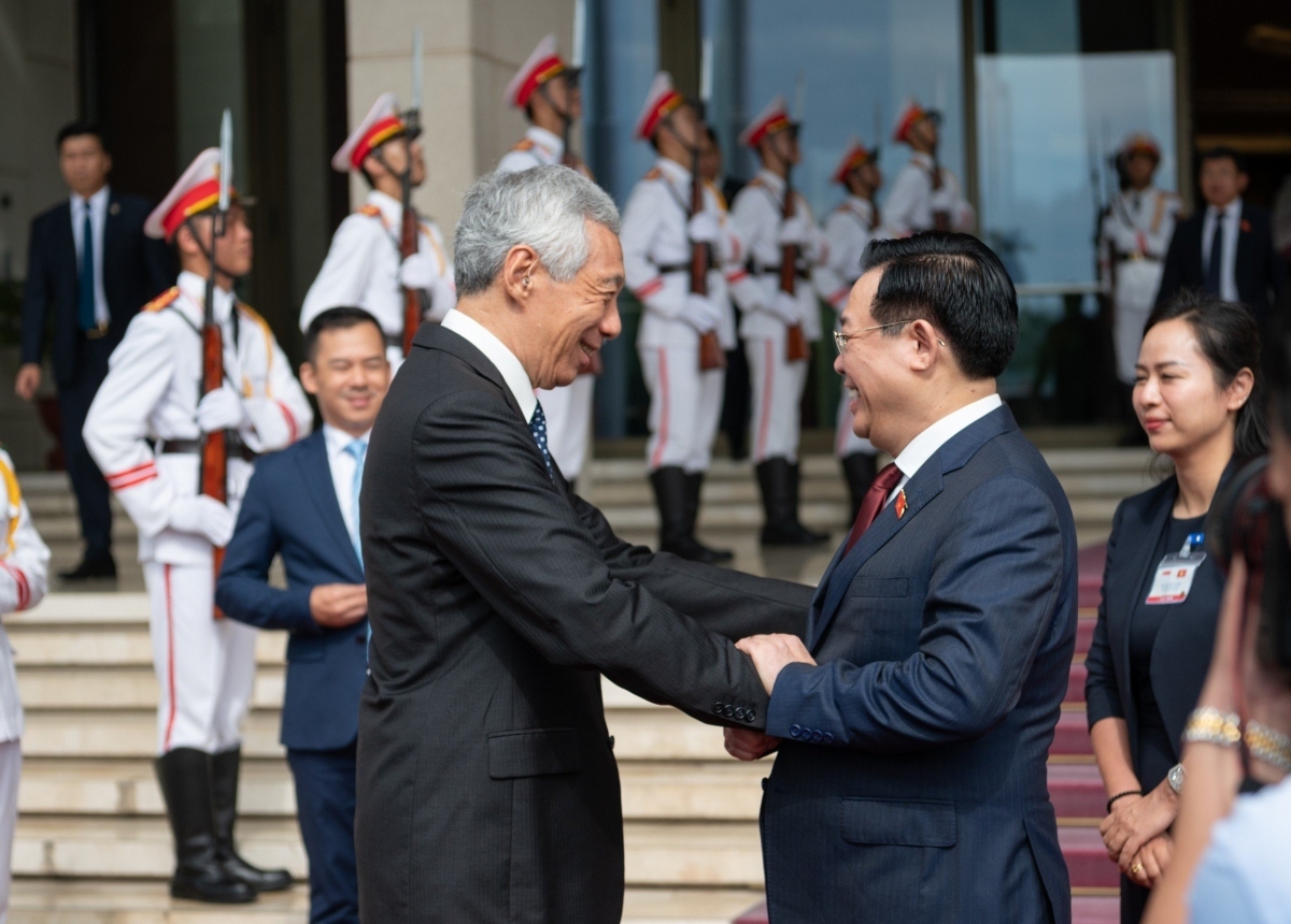 National Assembly Vuong Dinh Hue (R) welcomes Singaporean Prime Minister Lee Hsien Loong in Hanoi on August 28.