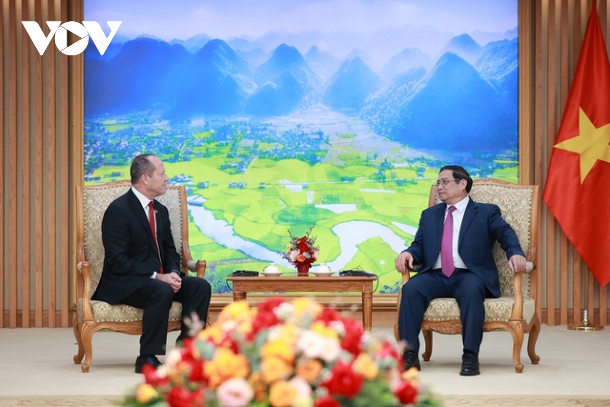 Vietnamese Prime Minister Pham Minh Chinh (R) receives Israeli Minister of Economy and Trade Nir Barkat in Hanoi on August 16