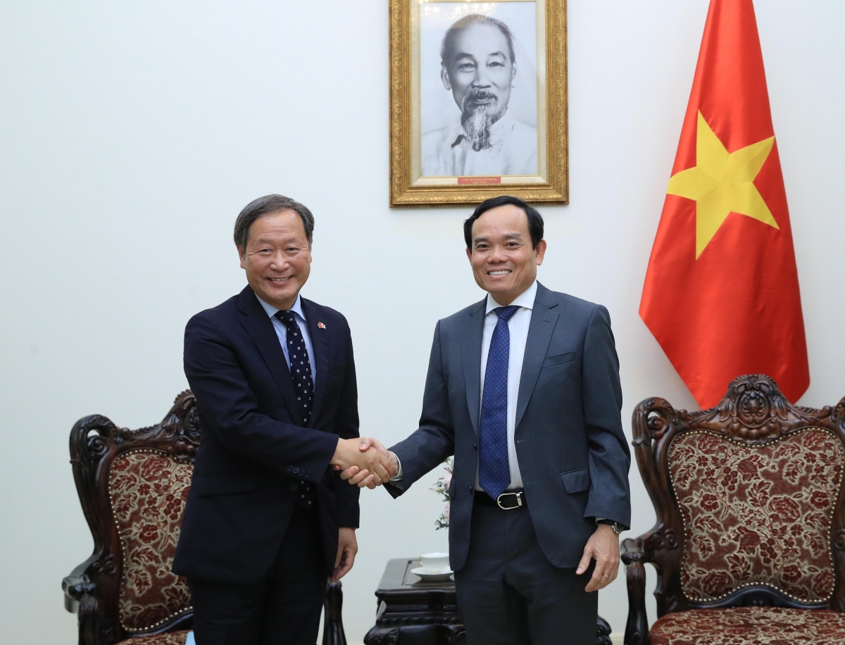 Deputy PM Tran Luu Quang (R) welcomes JICA Executive Senior Vice President Yamada Junichi (Photo: VNA)