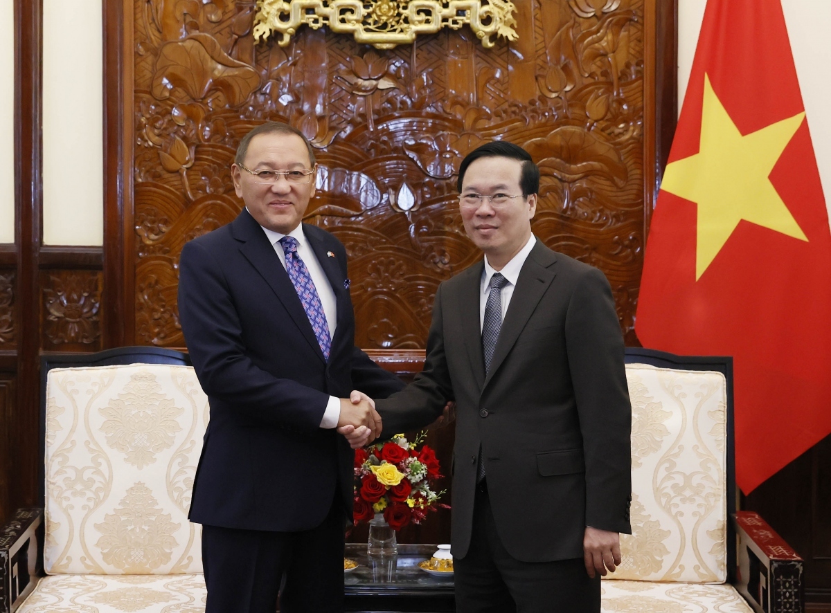 State President Vo Van Thuong (R) and outgoing Kazakh ambassador to Vietnam Yerlan Baizhanov during their meeting in Hanoi on August 30.