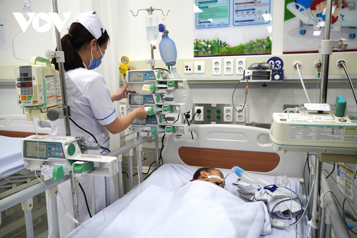 Taking care of a child patient infected with the hand-foot-and-mouth virus in HCM City in July 2023