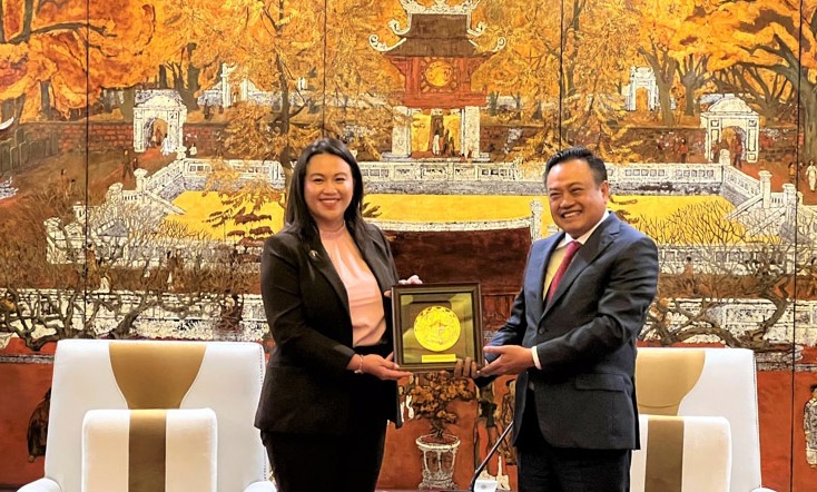 Chairman of the Hanoi People's Committee Tran Sy Thanh (R) and Oakland Mayor Sheng Thao
(Photo:baodautu.vn)