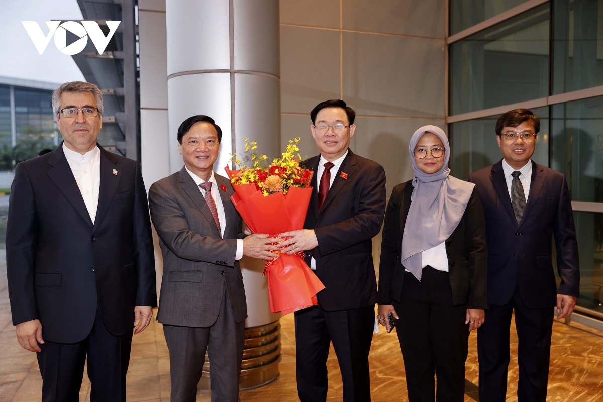 Top legislator Vuong Dinh Hue (third from left) begins Indonesia visit, attends AIPA-44