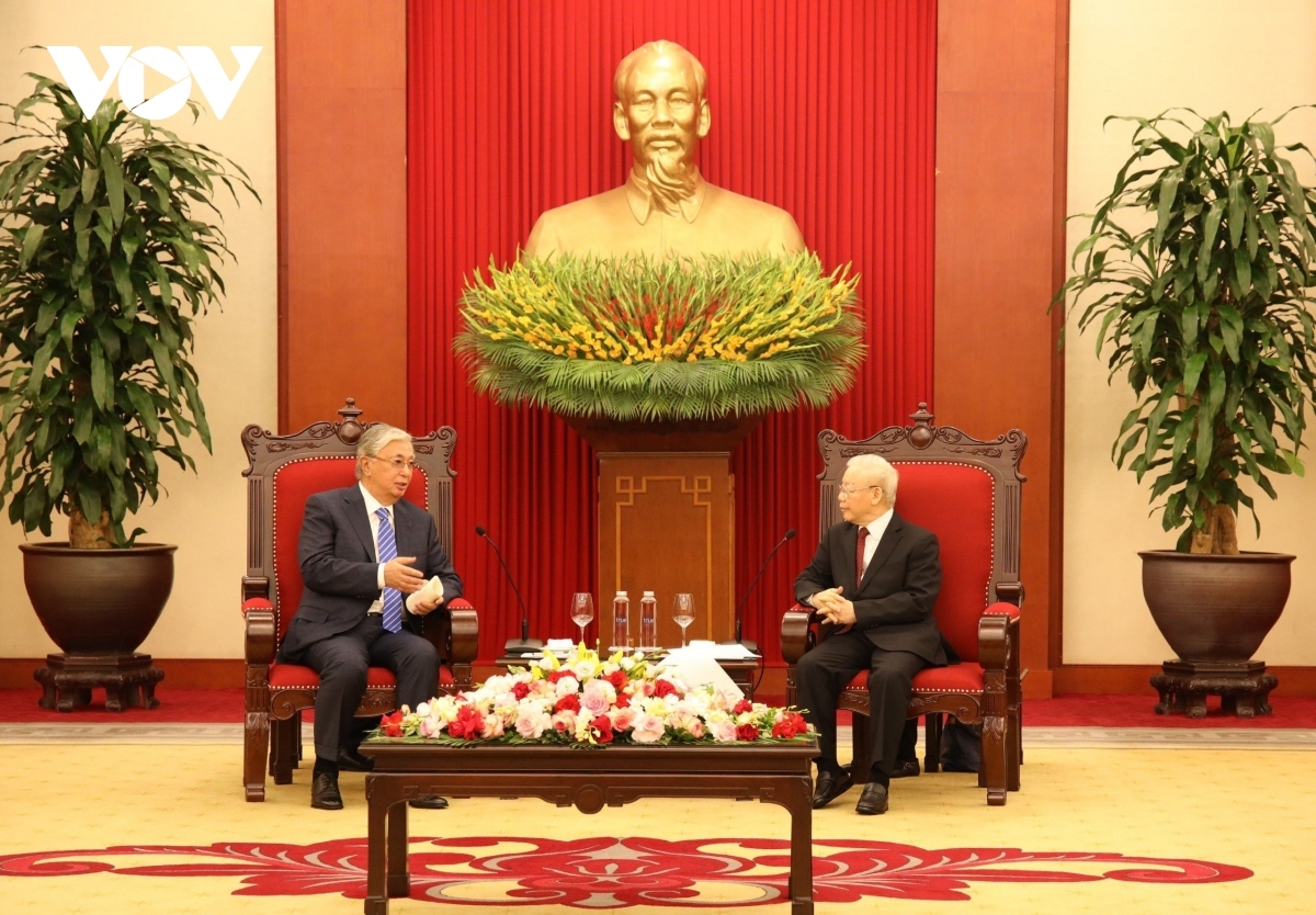 Party General Secretary Nguyen Phu Trong receives Kazakh President Kassym-Jomart Tokayev.