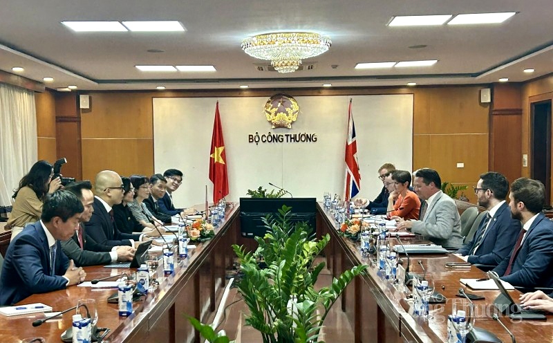 An overview of the working session in Hanoi on August 23 between Vietnamese Deputy Minister of Trade and Industry Phan Thi Thang and UK Minister of State for International Trade Nigel Huddleston. (Photo: congthuong.vn)