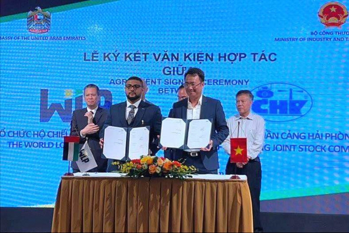 A signing ceremony of cooperation agreement between WLP and Vietnamese partners participating in the program is held at the event.