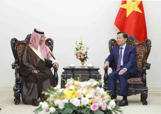 Vietnamese Deputy Prime Minister Le Minh Khai (R) receives visiting Tourism Minister of Saudi Arabia Ahmed bin Aqeel-Khateeb in Hanoi on August 28. (Photo: VGP)