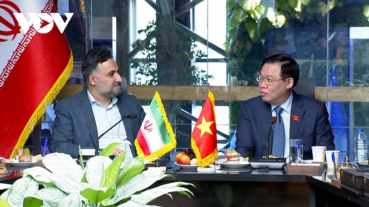 Vietnamese National Assembly Chairman Vuong Dinh Hue (R) and the leader of the Iran House of Innovation and Technology (IHIT) during their meeting at the IHIT headquarters in Tehran.
