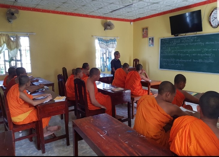The monks and students at Prey Chop pagoda chat during a break. (Photo: Ngoc Anh)