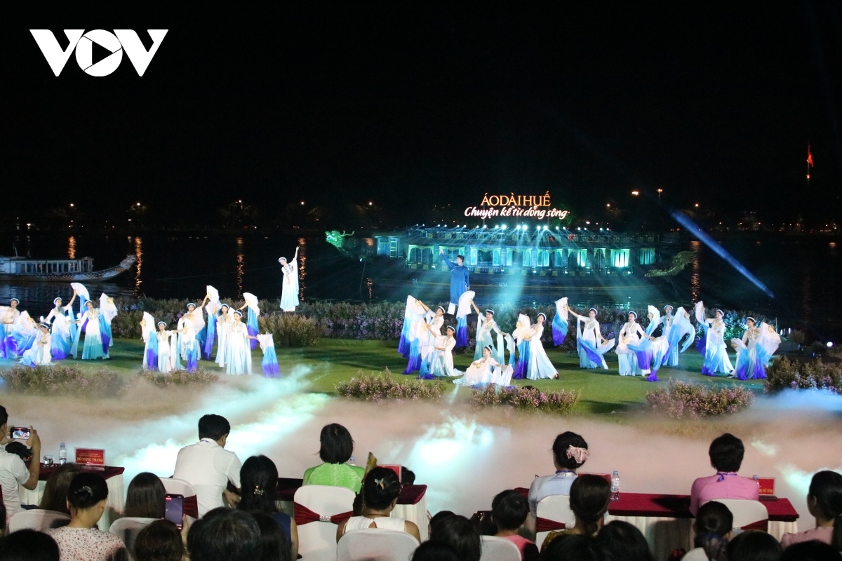 The stage impresses audiences by showcasing the real scene of the romantic Perfume River winding through the former imperial city of Hue.