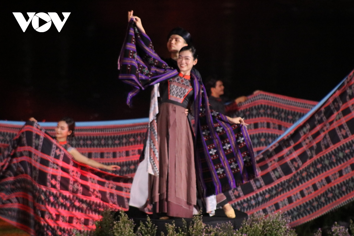 The Ao Dai show was first held in 2000 as part of the Hue Festival, with the ultimate goal of honouring, preserving, and popularising the traditional Vietnamese long dress.