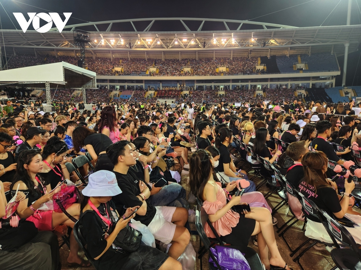 Spectators are thrilled by Blackpink performances at My Dinh National Stadium on July 29