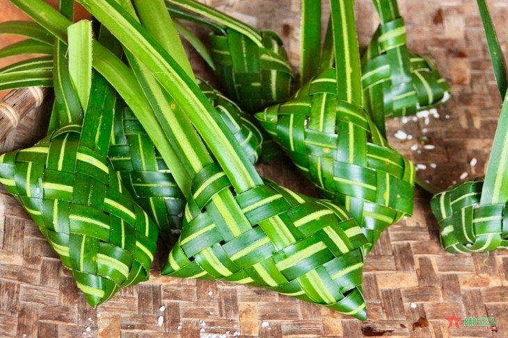 “Gau” or spotted-dove or cuckoo cakes of the Cao Lan (Photo: qdnd.vn)