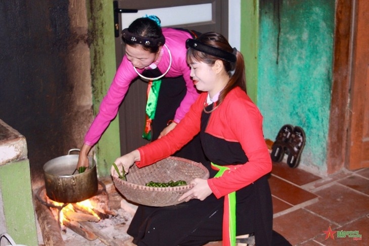 Cao Lan women boil the cuckoo cakes (Photo: qdnd.vn)